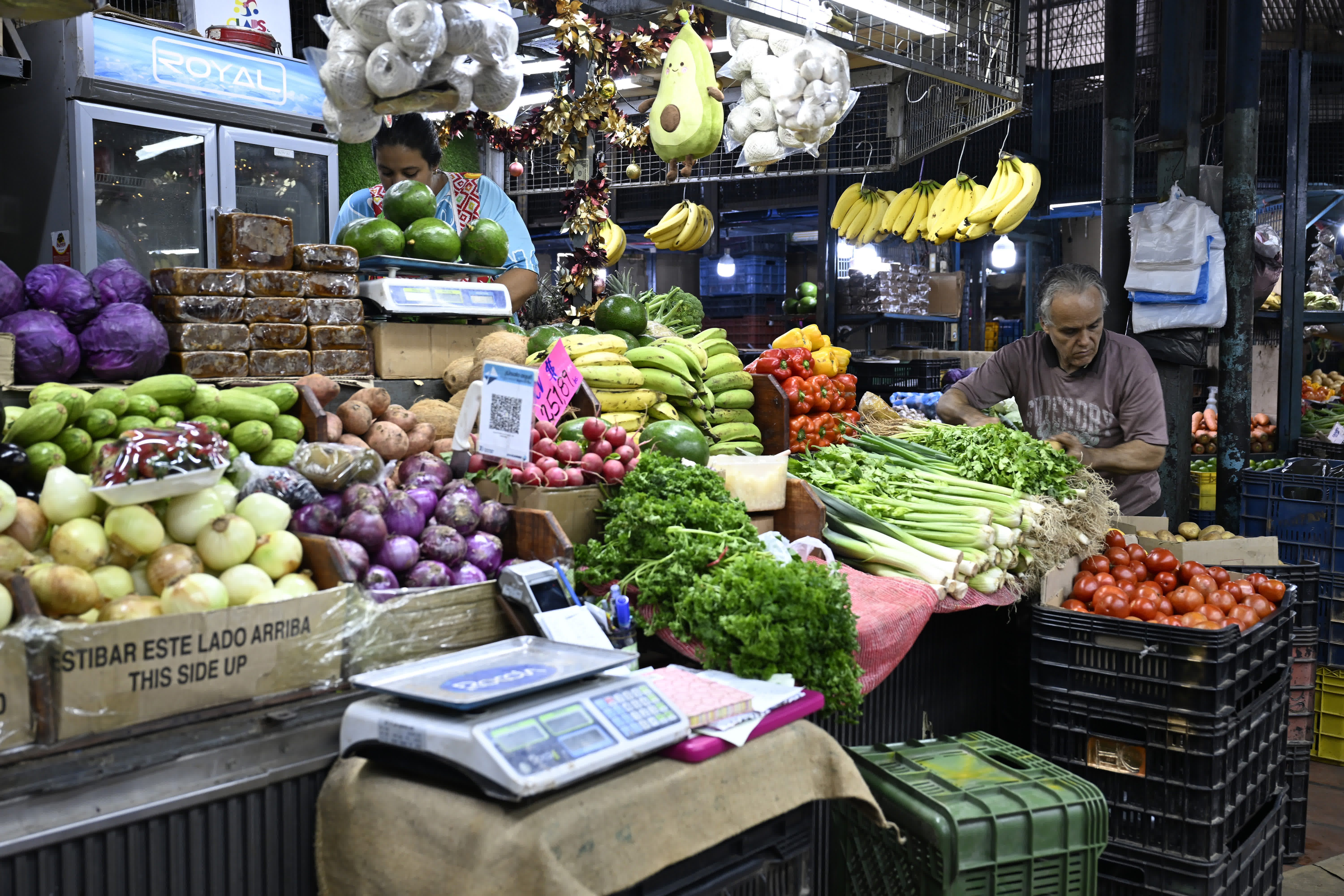 12月5日(ri)，在(zai)委(wei)內瑞(rui)拉首都加(jia)拉加(jia)斯，商(shang)戶在(zai)金塔克雷斯波(bo)市(shi)場忙碌。新(xin)華社(she))
