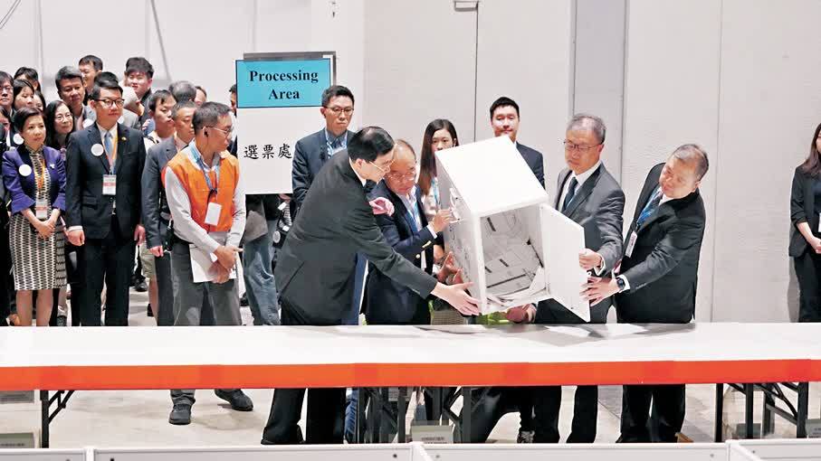 立灋(fa)會選舉 | 逾131萬選民(mín)投(tou)票　香港優質民(mín)主(zhu)再譜新(xin)篇