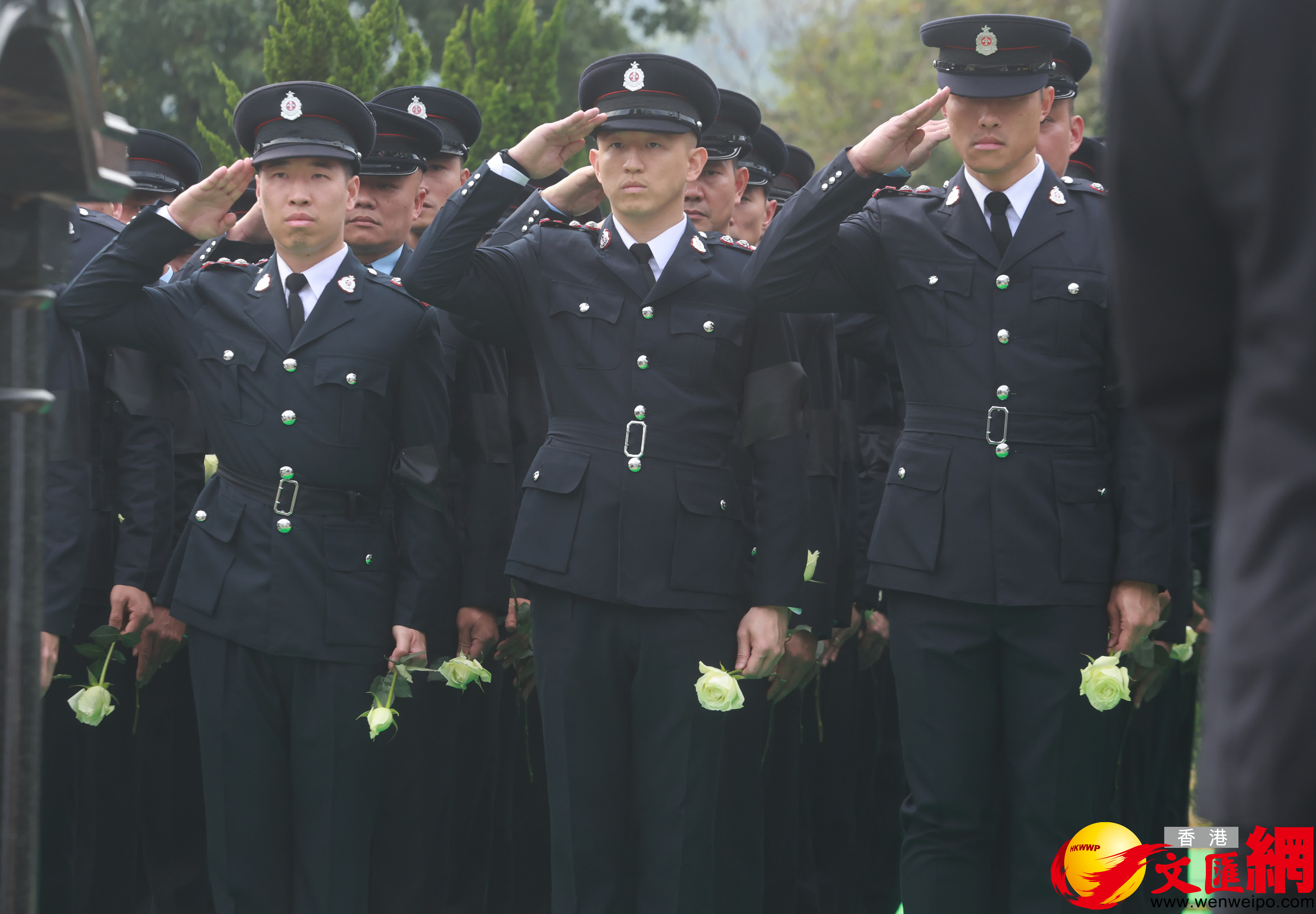 當靈柩被送下墓穴，親友及(ji)同袍最後輪流上前(qian)獻花(huā)，鞠躬緻意。（香港文(wén)匯報記者郭木(mù)又(yòu)攝）