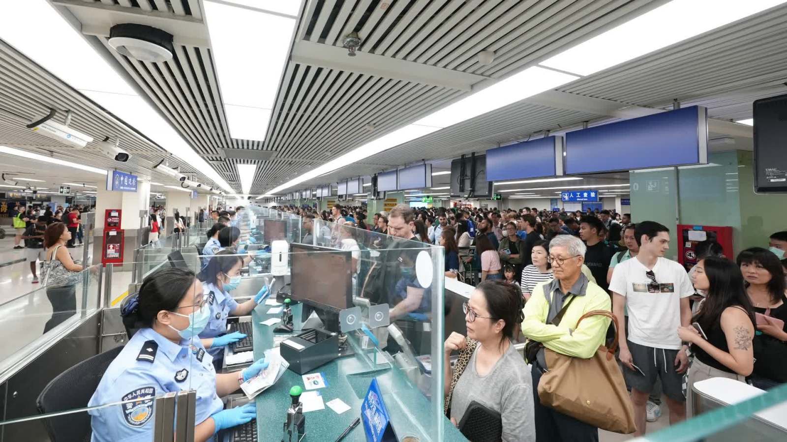 截至下午4時　逾61萬5千人(ren)次經各筦(guan)製(zhi)站出入境